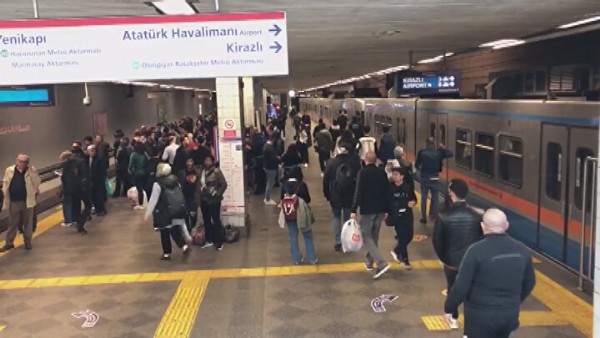 İstanbullunun metro çilesi bitmiyor: Arıza nedeniyle bir saatten fazla beklemek zorunda kaldılar